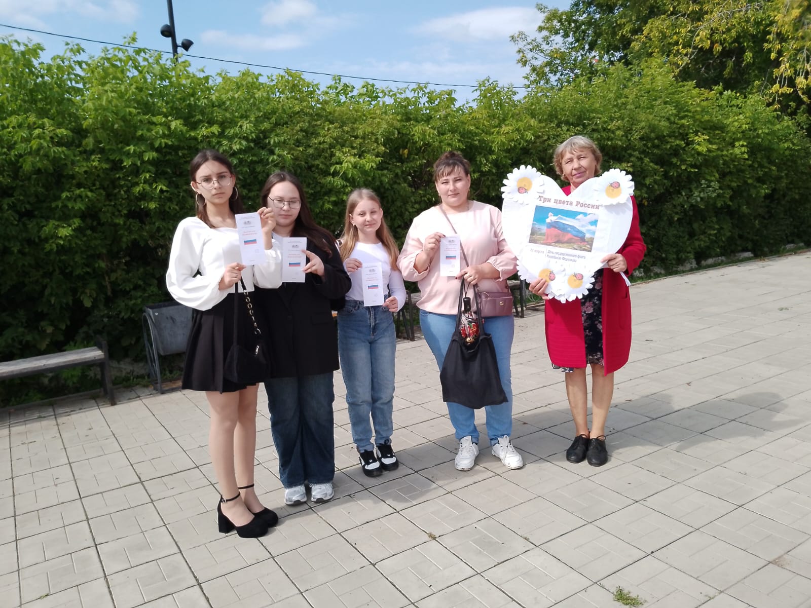 Гордо реет флаг державы