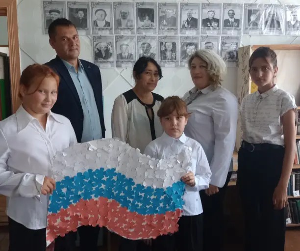 Гордо реет флаг державы