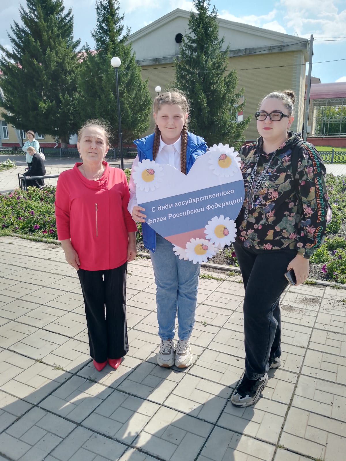 Гордо реет флаг державы