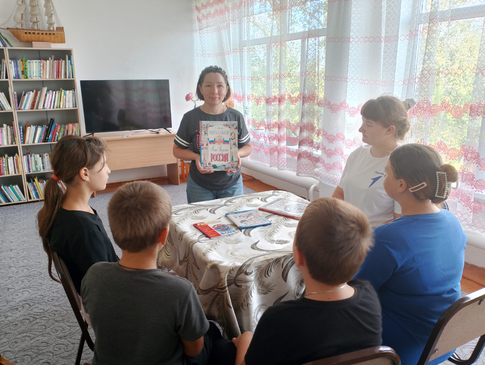 Гордо реет флаг державы