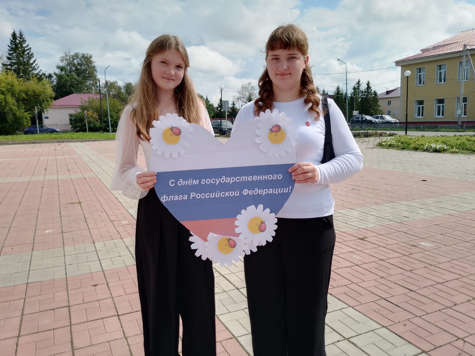 Гордо реет флаг державы