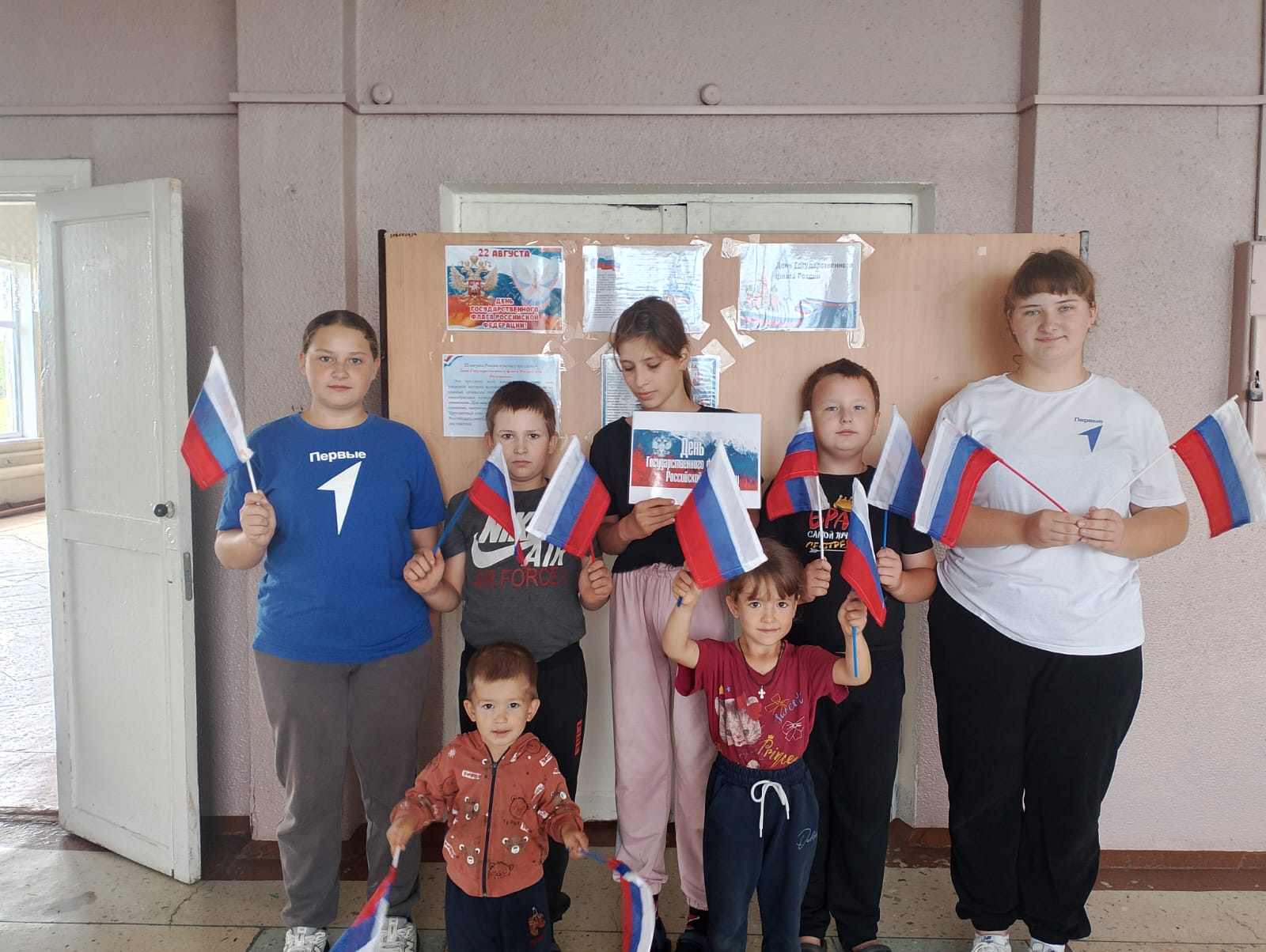 Гордо реет флаг державы