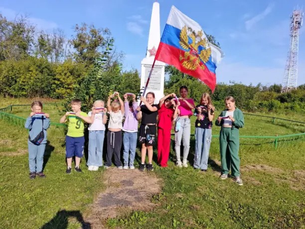 Гордо реет флаг державы