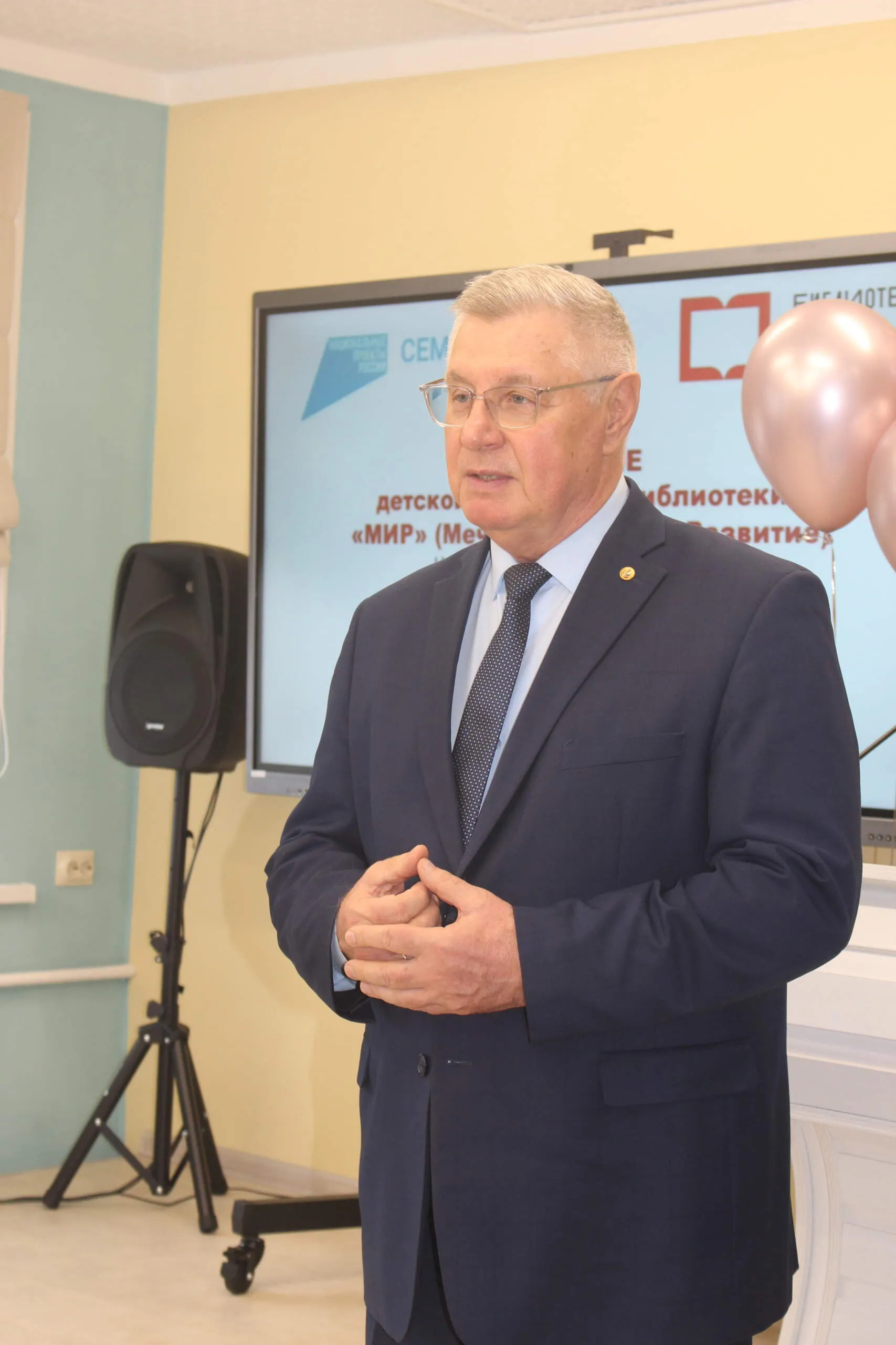 В Тюкалинском районе торжественно открылась модельная библиотека «Мир»